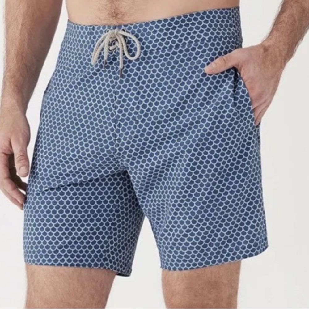 FAHERTY Classic Board Shorts Swim Trunks 7” Inseam Size 31 Fish Scale Batik